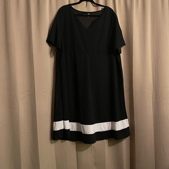Black & White Dress - Picture 1 of 2